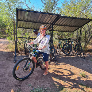 2024-04-26 - Klaar voor onze fiets-excursie<br/>The Lookout Café - Victoria Falls - Zimbabwe<br/>SM-G981B - 2.2 mm - f/2.2, 1/440 sec, ISO 50