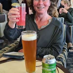 2022-07-20 - Happy hour, om het leed wat te verzachten<br/>Viking theater - cruise schip - Spitsbergen<br/>SM-G981B - 5.4 mm - f/1.8, 0.02 sec, ISO 200