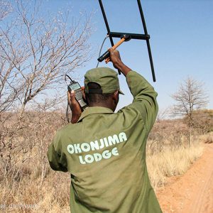 2007-08-23 - Met een radar de cheeta proberen te lokaliseren<br/>Okonjima Nature Reserve - Otjiwarongo - Namibie<br/>Canon PowerShot S2 IS - 6 mm - f/4.0, 1/640 sec, ISO 50