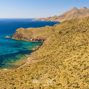 2023-04-26 - De blauwe zee steekt af tegen de gele bergen<br/>Mirador de La Amatista - Parque Natural Cabo de Gata-Nija - Spanje<br/>Canon EOS R5 - 42 mm - f/11.0, 0.01 sec, ISO 200