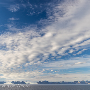 2022-07-14 - Mooie wolkenluchten boven de zee en bergen<br/>Spitsbergen<br/>Canon EOS R5 - 35 mm - f/11.0, 1/125 sec, ISO 200