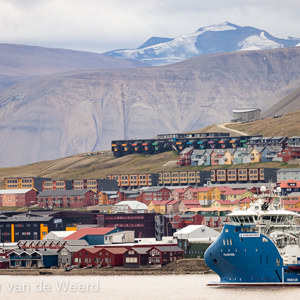 2022-07-20 - Longyearbyen in het landschap<br/>Lonngyearbyen - Spitsbergen<br/>Canon EOS R5 - 330 mm - f/5.6, 1/640 sec, ISO 1250