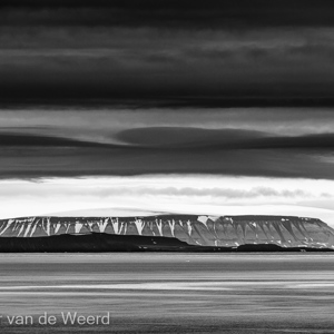 2022-07-19 - Het landschap in dramatisch zwart-wit<br/>Spitsbergen<br/>Canon EOS R5 - 278 mm - f/8.0, 1/400 sec, ISO 800