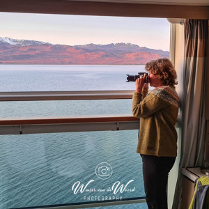 2023-09-17 - Carin fotograferend vanuit onze hut met open raam<br/>Vega Sund - Groenland<br/>SM-G981B - 5.4 mm - f/1.8, 1/300 sec, ISO 64