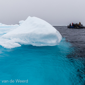 2022-07-16 - Blauw ijs en een zodiac<br/>Pakijs grens op 81,39° NB - Spitsbergen<br/>Canon EOS R5 - 24 mm - f/8.0, 1/250 sec, ISO 400