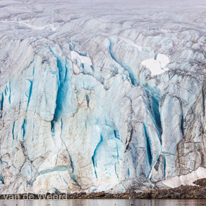 2022-07-15 - Scheuren in de gletsjer met mooi blauw ijs<br/>Spitsbergen<br/>Canon EOS R5 - 400 mm - f/8.0, 1/1600 sec, ISO 400