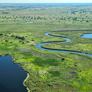 2024-04-29 - Slingerende rivier door het groene landschap<br/>Onderweg (vliegtuigje) - Kasane - airstrip Jedibe – Kal - Botswana<br/>SM-G981B - 5.4 mm - f/1.8, 1/1800 sec, ISO 50