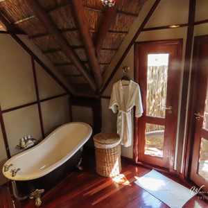 2024-05-05 - De badkamer, geheel in stijl<br/>Deception Valley Lodge - Central Kalahari Game Reserve - Botswana<br/>Canon PowerShot SX70 HS -  - , , ISO 500