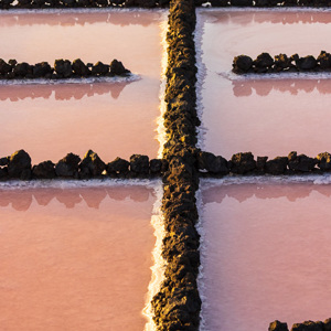 2022-11-14 - Grafisch beeld van de zoutpannen<br/>Salinas de Fuencaliente - La Palma - Canarische eilanden - Spanje<br/>Canon EOS R5 - 100 mm - f/5.6, 1/500 sec, ISO 1250