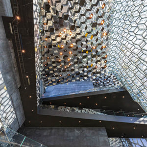 2023-09-14 - Harpa - bijzondere details van het gebouw<br/>Harpa - Reykjavik - IJsland<br/>Canon EOS R6m2 - 14 mm - f/11.0, 1/80 sec, ISO 1000