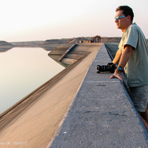 2007-08-05 - Wouter staart over de watervlakte achter de dam<br/>Hardap Game Park - Hardap - Namibie<br/>Canon PowerShot S2 IS - 6 mm - f/4.0, 1/125 sec, ISO 50