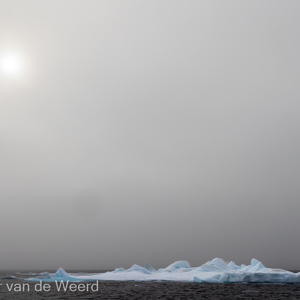 2022-07-16 - Bijzondere sfeer door de mist<br/>Pakijs grens op 81,39° NB - Spitsbergen<br/>Canon EOS R5 - 31 mm - f/11.0, 1/500 sec, ISO 400