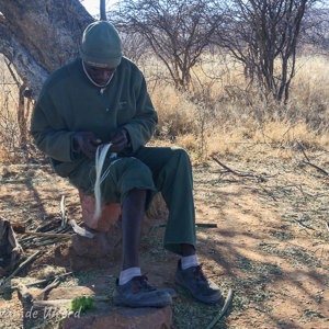2007-08-24 - Touwmaken zoals de Bushmen doen<br/>Okonjima Lodge / Africat Foundat - Otjiwarongo - Namibie<br/>Canon EOS 30D - 28 mm - f/8.0, 1/40 sec, ISO 200
