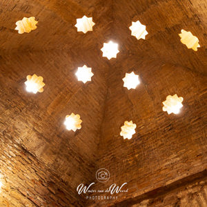 2023-04-30 - Bijzondere gaten in het dak<br/>Alhambra - Granada - Spanje<br/>Canon EOS R5 - 24 mm - f/8.0, 0.5 sec, ISO 400