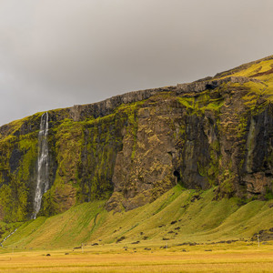 2023-09-10 - Er zijn echt overal watervallen<br/>Skogafoss - IJsland<br/>Canon EOS R5 - 63 mm - f/8.0, 0.02 sec, ISO 100