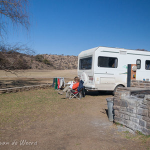 2007-08-25 - Carin bij de camper, de laatste vakantie-aantekeningen makend<br/>Daan Viljoen NP - Windhoek - Namibie<br/>Canon EOS 30D - 17 mm - f/13.0, 1/160 sec, ISO 200