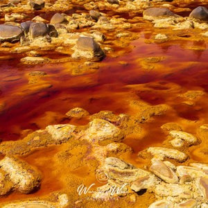 2023-05-03 - Het rode water steekt mooi af tegen het geel<br/>Rio Tinto - Berrocal - Spanje<br/>Canon EOS R5 - 42 mm - f/11.0, 1/125 sec, ISO 200