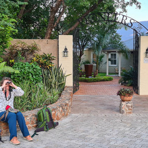 2024-04-26 - Wachtend tot we opgehaald worden voor de excursie spotten we alv<br/>Hotel Pioneer Lodge - Victoria Falls - Zimbabwe<br/>SM-G981B - 5.4 mm - f/1.8, 1/60 sec, ISO 50