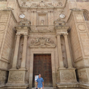 2023-04-21 - Wouter voor een mooie, maar dichte kathedraal<br/>Almería - Spanje<br/>Canon PowerShot SX70 HS - 3.8 mm - f/4.0, 1/250 sec, ISO 100