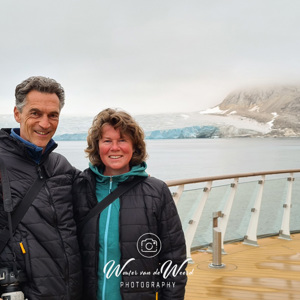 2023-09-20 - Wouter en Carin voor de gletsjer<br/>Carlsbergfjord - Groenland<br/>SM-G981B - 5.4 mm - f/1.8, 1/320 sec, ISO 50