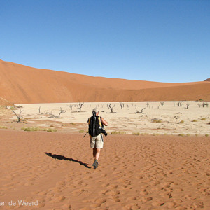 2007-08-11 - Op weg naar Deadvlei (zonder andere mensen!)<br/>Deadvlei - Sesriem - Namibie<br/>Canon PowerShot S2 IS - 6 mm - f/4.0, 1/1000 sec, ISO 50