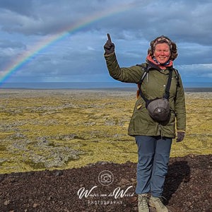 2023-09-12 - Carin en de regenboog<br/>Saxholl - Snæfellsbær - IJsland<br/>SM-G981B - 2.2 mm - f/2.2, 1/1500 sec, ISO 50