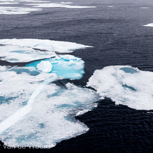 2022-07-16 - Bijzondere kleuren en vormen in het ijs<br/>Pakijs grens op 81,39° NB - Spitsbergen<br/>Canon EOS R5 - 45 mm - f/11.0, 1/125 sec, ISO 400