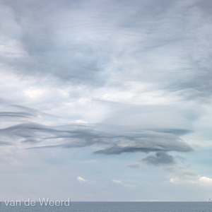 2022-07-17 - Aparte wolken net boven zee<br/>Kvitoya - Spitsbergen<br/>Canon EOS R5 - 63 mm - f/8.0, 1/500 sec, ISO 400