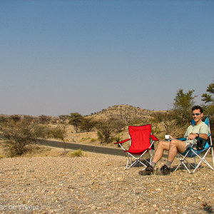 2007-08-05 - Het voordeel van de camper: onderweg even koffie in de zon<br/>Daan Viljoen NP - Windhoek - Namibie<br/>Canon PowerShot S2 IS - 6 mm - f/4.0, 1/800 sec, ISO 50
