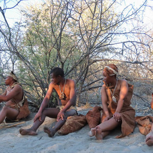 2024-05-05 - Allevier hadden ook traditionele kleding aan<br/>Deception Valley Lodge - Central Kalahari Game Reserve - Botswana<br/>Canon PowerShot SX70 HS -  - , , ISO 100