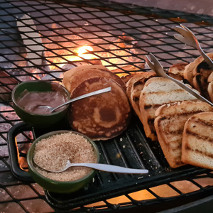 2024-05-02 - Ontbijt met o.a.. pannenkoekjes<br/>Kwai Lediba Camp - Kwai (Okavango Delta) - Botswana<br/>SM-G981B - 5.4 mm - f/1.8, 0.04 sec, ISO 1250