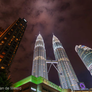 2009-08-27 - Er staan nog een paar hoge gebouwen naast<br/>Petronas Twin Towers - Kuala Lumpur - Maleisië<br/>Canon EOS 50D - 10 mm - f/3.5, 1/13 sec, ISO 800