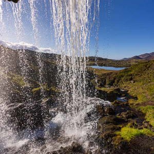 2023-09-11 - Selvallafoss - uitzicht van achter de waterval<br/>Bij de N56 - Selvallafoss - IJsland<br/>Canon EOS R5 - 14 mm - f/11.0, 1/400 sec, ISO 200