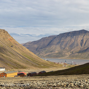 2022-07-21 - Uitzicht naar de baai van Longyearbyen<br/>Sarkofagen - Lonngyearbyen - Spitsbergen<br/>Canon EOS R5 - 81 mm - f/6.3, 1/800 sec, ISO 400