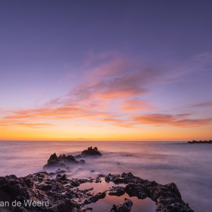 2022-11-15 - Kleurige zonsopkomst aan zee, met zicht op de Teide vulkaan op T<br/>Los Cancajos - La Palma - Canarische eilanden - Spanje<br/>Canon EOS R5 - 14 mm - f/14.0, 30 sec, ISO 200