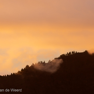 2022-11-09 - Warm avondlicht boven de berg<br/>La Laguna - La Palma - Canarische eilanden - Spanje<br/>Canon EOS R5 - 371 mm - f/5.6, 1/320 sec, ISO 800