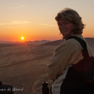 2007-08-11 - Carin bij de zonsopkomst vanaf Duin 45<br/>Sossusvlei - Duin 45 - Sesriem - Namibie<br/>Canon EOS 30D - 30 mm - f/8.0, 0.02 sec, ISO 200