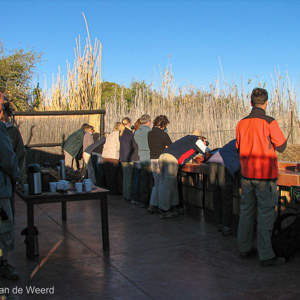 2007-08-24 - Bij zonsopkomst koffie en koek vóór de ochtendexcursie<br/>Okonjima Lodge - Lion Lappa - Otjiwarongo - Namibie<br/>Canon PowerShot S2 IS - 6 mm - f/4.0, 1/400 sec, ISO 50
