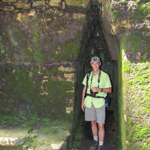 2008-07-22 - Wouter tussen de ruines<br/>Yaxchilán Maya ruïnes - Ocosingo - Mexico<br/>Canon PowerShot S2 IS - 6 mm - f/2.7, 1/60 sec, ISO 375