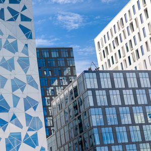 2022-07-11 - Moderne architectuur onder een blauwe lucht<br/>Barcode - Oslo - Noorwegen<br/>Canon EOS R5 - 105 mm - f/11.0, 1/125 sec, ISO 200