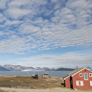 2022-07-14 - Huis en treintje aan de baai<br/>Ny-Ålesund - Spitsbergen<br/>Canon EOS R5 - 24 mm - f/11.0, 1/250 sec, ISO 200