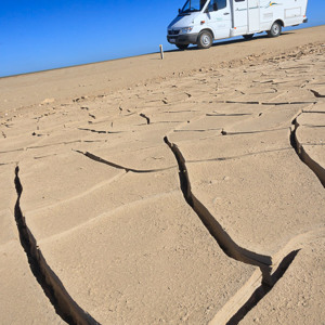 2007-08-15 - Droge klei, blauwe luchten<br/>Skeleton Coast - Swakopmund - Cape Cross - Namibie<br/>Canon EOS 30D - 17 mm - f/16.0, 1/125 sec, ISO 200