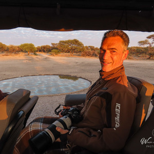 2024-05-07 - Wouter in de safari-auto<br/>Deception Valley Lodge - Central Kalahari Game Reserve - Botswana<br/>Canon PowerShot SX70 HS - 3.8 mm - f/4.0, 0.01 sec, ISO 100