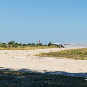 2024-05-01 - Ons vliegtuigje landt weer precies op tijd<br/>Airstrip Jediba - Okavango Delta - Botswana<br/>Canon EOS R6m2 - 105 mm - f/5.6, 1/1600 sec, ISO 400