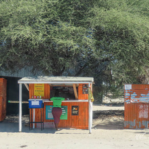 2024-05-03 - Stalletjes langs de weg<br/>Maun - Botswana<br/>Canon PowerShot SX70 HS - 8.8 mm - f/4.5, 1/400 sec, ISO 100