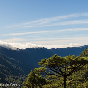 2022-11-10 - De wolken komen net niet over de bergrand<br/>La Cumbrieta - La Palma - Canarische eilanden - Spanje<br/>Canon EOS R5 - 63 mm - f/8.0, 1/500 sec, ISO 200