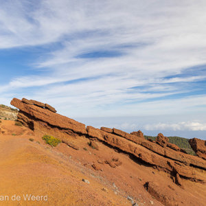 2022-11-12 - Dit soort rode rotsen kunnen ons wel bekoren<br/>Rocque de los Muchachos - La Palma - Canarische eilanden - Spanje<br/>Canon EOS R5 - 24 mm - f/8.0, 1/320 sec, ISO 200