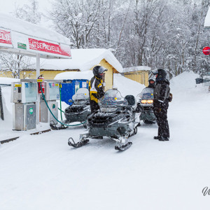 2011-02-11 - Even de sneeuwscooter bij-tanken<br/>Iso Syöte - Finland<br/>Canon EOS 7D - 28 mm - f/5.0, 0.01 sec, ISO 200