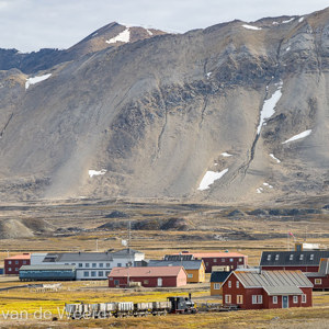 2022-07-14 - Zicht op Ny-Ålesund vanaf de boot<br/>Ny-Ålesund - Spitsbergen<br/>Canon EOS R5 - 105 mm - f/8.0, 1/160 sec, ISO 200