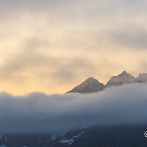 2023-09-20 - De laaghangende wolken geven sfeer<br/>Carlsbergfjord - Groenland<br/>Canon EOS R6m2 - 124 mm - f/6.3, 1/400 sec, ISO 1600